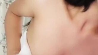 美しい女性アンカーのラックスはピンク色のマンコと元気なお尻を持っています