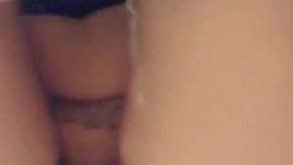 La ragazza dai capelli lunghi si toglie le mutandine e si tocca la figa, poi apre la figa per mostrartelo