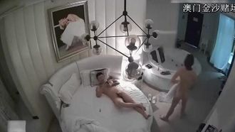 Una bellezza sexy e dalla pelle chiara fa sesso con un sedicente zio potente in un hotel