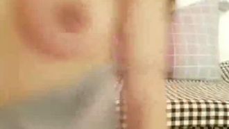La bella ragazza dai capelli lunghi si masturba e si mette in mostra mentre si toglie lentamente il vibratore e fa vibrare la figa, gemendo e ansimando