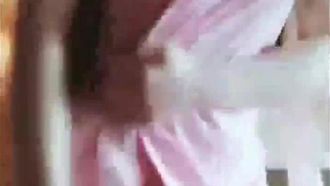 El costoso video de bienestar privado del lindo bebé de medicina china de la popular modelo Royal Girl es rosa y blanco.