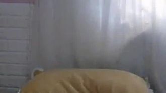 メガネをかけた女の子がセクシーな黒ストッキングとセックスし、その上でイマラチオフェラ