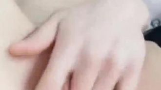 Anchor che è un fumatore accanito si pulisce la figa con una mano e fuma con l'altra. Deve prendersi cura sia del sesso che del fumo.
