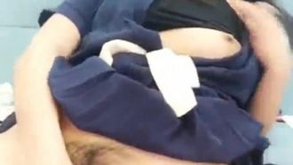 Das Mädchen mit Brille und weißen Strümpfen holt den Vibrator heraus, spielt mit einem Vaginaldilator-Buttplug und führt ihren Schwanz in ihren Anus auf dem Sofa ein.