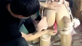 Parte 4 di una ragazza carina con un bell'aspetto e un seno piccolo. Gioca con le corde SM ed è legata e sculacciata con oggetti di scena.