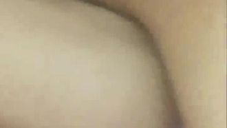 Una chica de pezones rojos con uniforme de estudiante juega con un vibrador y le folla el coño. Su amiga se acerca y le hace una mamada.