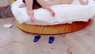 メガネの男がホテルで女の子とセックスしています。彼は怖いです_大きな丸いベッドでマッサージしてからフェラをします。