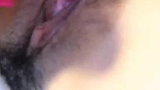 Ragazza flessibile si masturba con oggetti di scena e usa sexy calze nere per aprirle l'inguine e scopare con oggetti di scena