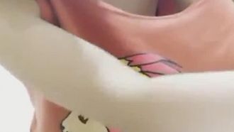 ロリ少女レモンは学生風の男の子2人と部屋を確保するために夜遊びする