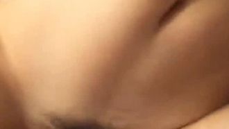 白いシャツを着た巨乳の女の子がソファの上で漏れ出る胸とマンコを見せびらかし、さまざまな魅惑的なポーズをとります。