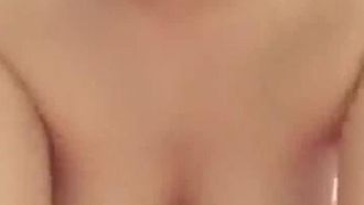Una ragazza con i seni grandi e una maschera si è fatta una doccia in bagno e si è massaggiata i seni grandi. Dopo essersi lavata, ha aperto la sua figa e gliel'ha data.