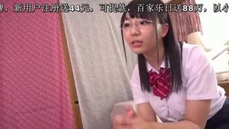 すぐそばに彼女がいるのに爆乳を密着させて誘惑してくる 文系妹はささやき淫語痴女 稲場るか