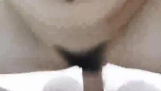Une fille à la peau claire a des relations sexuelles avec deux personnes et se fait tailler une pipe en bas blancs. Elle monte dessus et se fait défoncer par derrière.