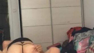 Ich unterhalte mich mit einer geilen Schlampe im Hochgeschwindigkeitszug, trage sexy Unterwäsche mit schwarzen Strümpfen und habe Sex in einem gemieteten Zimmer