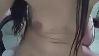 Die großbrüstige Schönheit Yiduo des Moderators führt eine Masturbationsshow durch. Sie führt zunächst einen Einlauf durch und masturbiert dann, während sie auf einem Stuhl sitzt.
