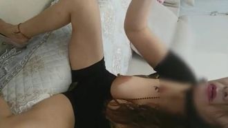 La madre sexy dal seno grande e suo figlio hanno ancora il loro fascino, fanno gola profonda, leccano e ingoiano sperma in posizione 69