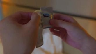 Großformatiges Video, in dem das junge Model Xiao Hui tot aufgefunden wird, ihre Strümpfe zerrissen werden und Sex in einer Bar hat