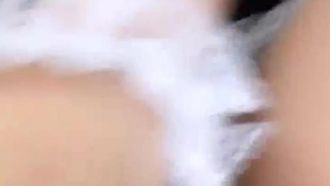 Una giovane donna con la figa spessa è in live streaming, indossa un completo da cameriera sexy, seno grande, culo grasso ed è molto sexy