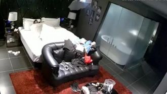Ein Paar wurde beim Sex in einem Zimmer mit schwarzem Ledersofa fotografiert