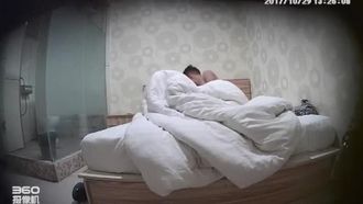 Молодой человек с круглой головой и красивая девушка в очках занимаются любовью. У элегантной девушки в очках очень красивая фигура.