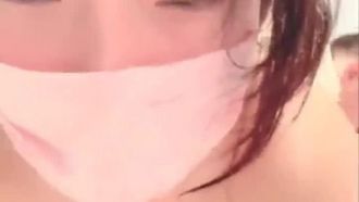 クレイジーな後輩の女の子、ハンユエは、家に誰もいないので、セックスするためにトイレに行きます。
