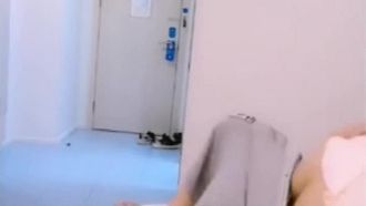 Il conduttore drammatico Liu Ting finge di non sapere come usare un telecomando per ingannare il personale di servizio dell'hotel~