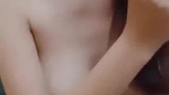 La bella conduttrice dalla figura snella ma dal seno prosperoso si esibisce prima in uno spogliarello sexy