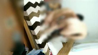 Diálogo en mandarín: la coqueta jefa aprovechó la pausa del almuerzo para tener sexo con una joven subordinada en el dormitorio