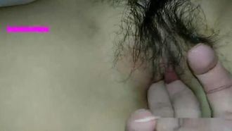 Симпатичную и сексуальную красавицу-белого воротничка поймали на пьянке во время ужина с двумя коллегами-мужчинами в компании после окончания работы.