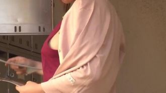 RDT-213 „Es ist nur so…“ Eine vollbusige Frau geht achtlos ohne BH aus und verführt einen Mann, ohne dass er es weiß… 4