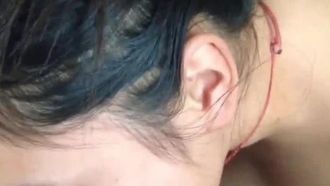 Una colegiala tetona tiene sexo con su novio en privado. Está tan cachonda y loca que se arrodilla y lame el j8 de su novio en el aula.