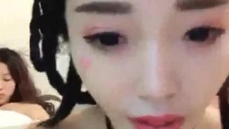 Transmisión en vivo por teléfono móvil de una hermosa presentadora con maquillaje antiguo y espectáculo desnudo, compañera de cuarto se afeita el coño con una navaja (1)