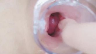 Das neueste Leck zeigt, dass das frischgebackene Internet-Promi-Feinschmecker-Mädchen Xixi Jiang eine mutige und alternative Masturbationsmethode verwendet. Das Endoskop untersucht das Innere der rosa Vagina und die Gebärmutteröffnung ist deutlich sichtbar, um 2V1 zu stimulieren.