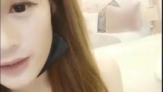 아름다운 앵커 Shanshan 생방송은 내실에서 알몸으로 방송되며 날씬한 몸매와 보지가 너무 깨끗합니다