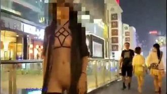 La più famosa celebrità di Internet di Tumblr, la giovane modella HEELS con nove teste e gambe lunghe, ha cambiato il suo nome in Call Me