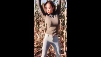 Douyin 福利厚生の乳揺れショートビデオは、すべてが美貌にあります。巨乳の女の子が画面全体で乳房を揺らしています。