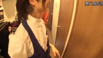 Nanami Kawakami se déguise en fille et rentre chez elle pour un creampie