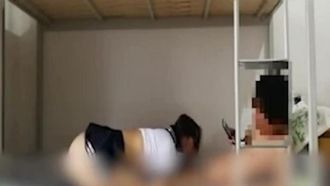 Filmo di nascosto il mio compagno di stanza che porta la mia studentessa nella stanza a giocare