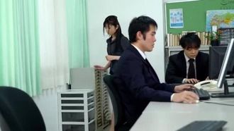 DOKS-517 Em um mundo onde a adulteração dos mamilos se tornou parte da vida cotidiana, as pessoas com mamilos sensíveis podem deixá-los duros e eretos, mesmo sem perceber que estão sendo adulterados.