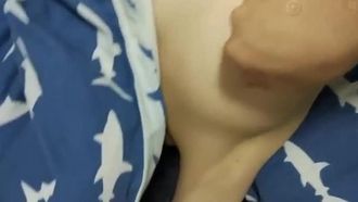私のガールフレンドの胸はとても敏感なので、友達に信じてもらえないと言ったので、それを証明するためにビデオを撮らなければなりませんでした。