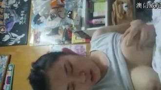 Vollbusiges Otaku-Mädchen berührt Brüste im Zimmer