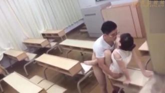 空堂時間發現學霸朋友與班花約砲