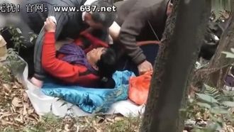 50歳を過ぎても性欲旺盛な叔父と叔母が山中でセックス