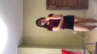 Giovane donna che balla e si fa selfie
