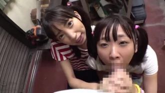 Video osceno della bella ragazza abbronzata della scuola forestale