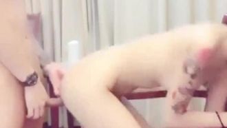 Trapelato il selfie d'amore di una giovane coppia tatuata