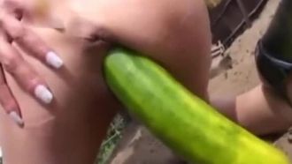 A puta monta um pepino enorme e garganta profunda montando um pau em uma ação sexual de garota bestial