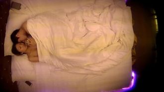 Ein Studentenpaar checkte in ein Zimmer ein und wurde heimlich von einer Dachkamera fotografiert. Sie waren beide in der 69er-Position.