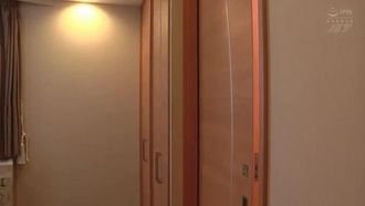 A female boss and his illicit subordinate Kaho Imai, who were on a one-night, two-day business trip to the northern Kanto area and ended up staying in a twin room together as part of the company's cost-cutting measures.