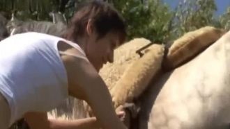Mulher do Leste Europeu é filmada fazendo sexo com cavalo